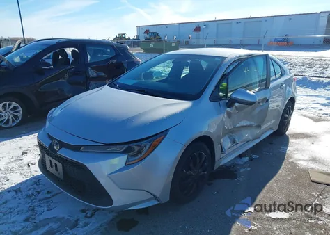 2022 Toyota Corolla Le z USA, uszkodzony, nr VIN 5YFEPMAE1NP358448